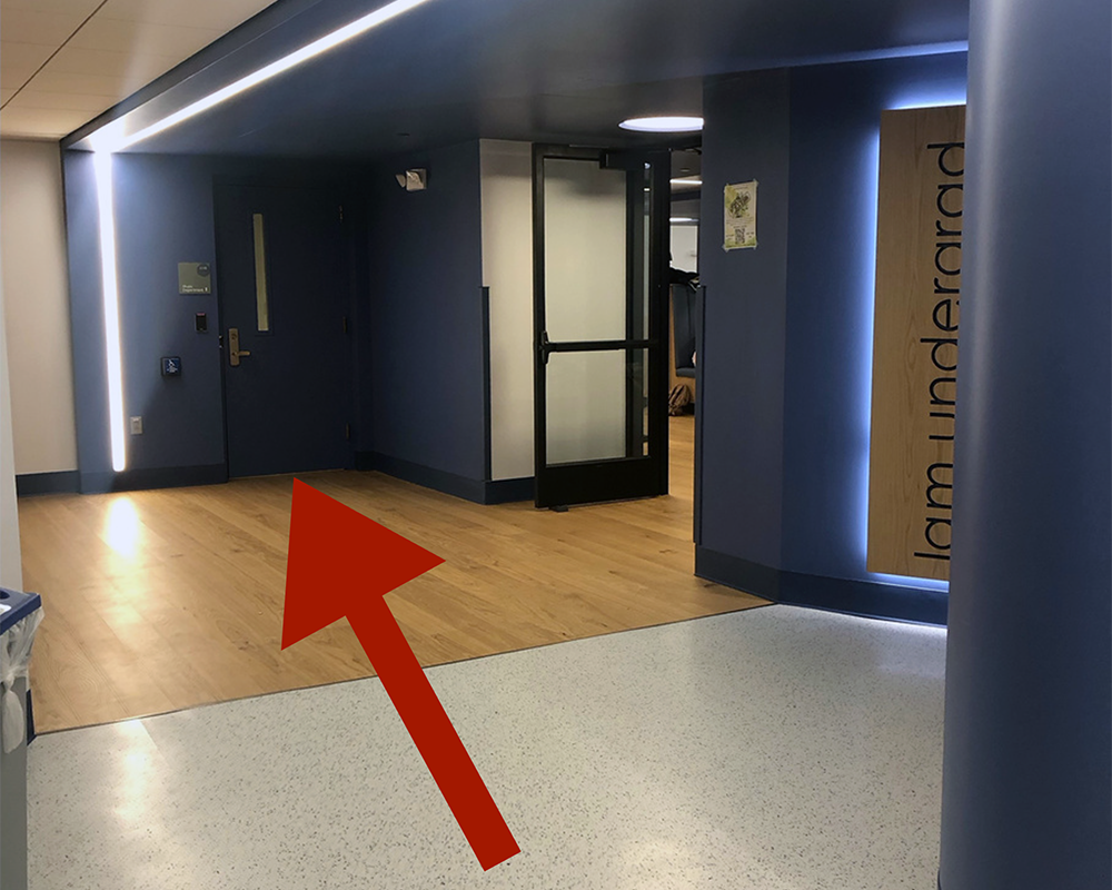 A red arrow points at the side entrance.