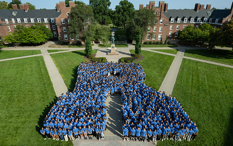 New students posed in the shape of the Spirit R on Wilson Quad