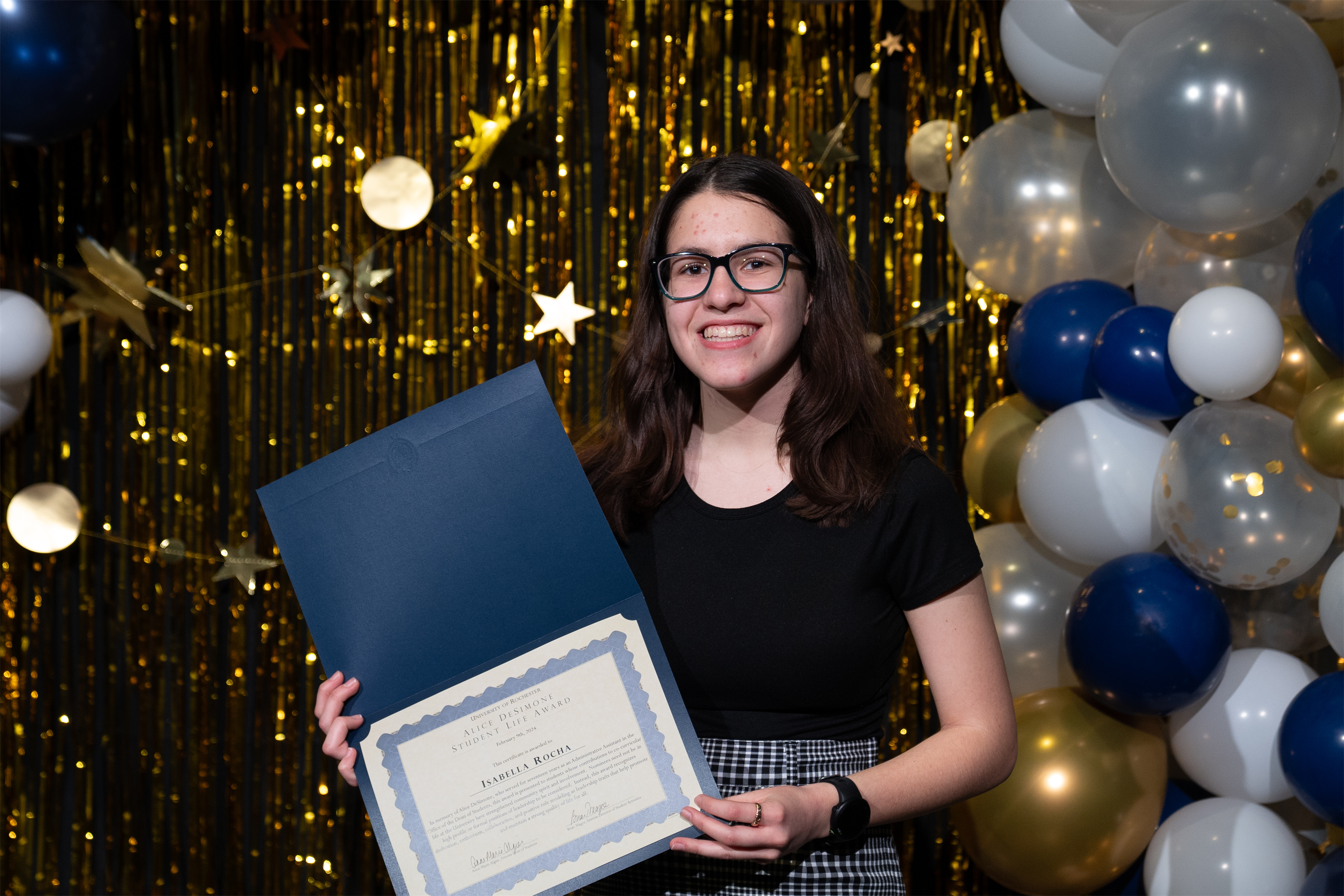 Isabella Rocha accepting award