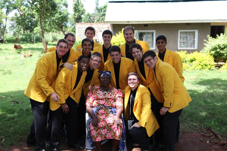students pose with Barak Obama's grandmother in Kenya