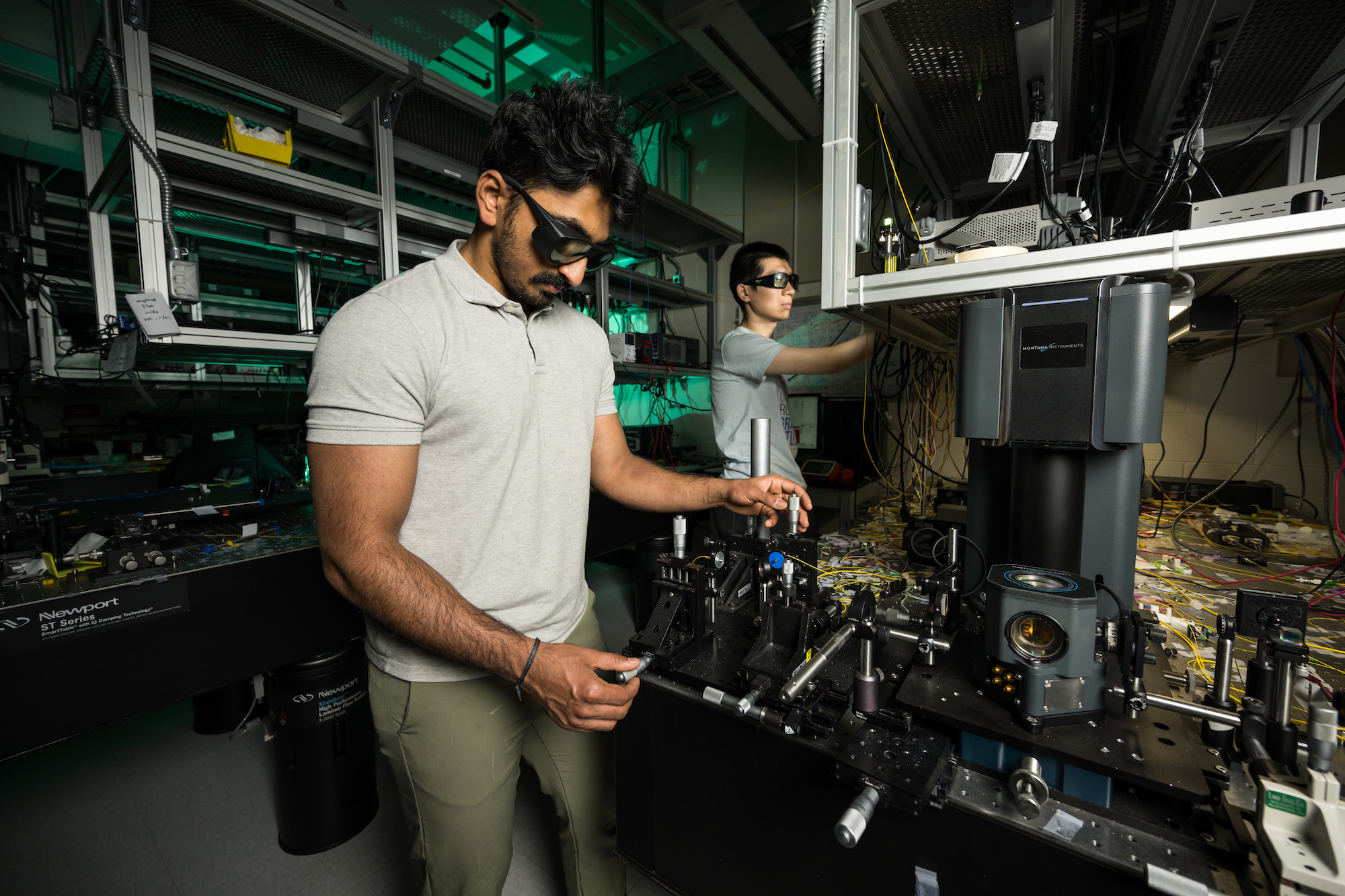 Optics students use apparatus to test surface acoustic waves for connecting and controlling hybrid quantum devices