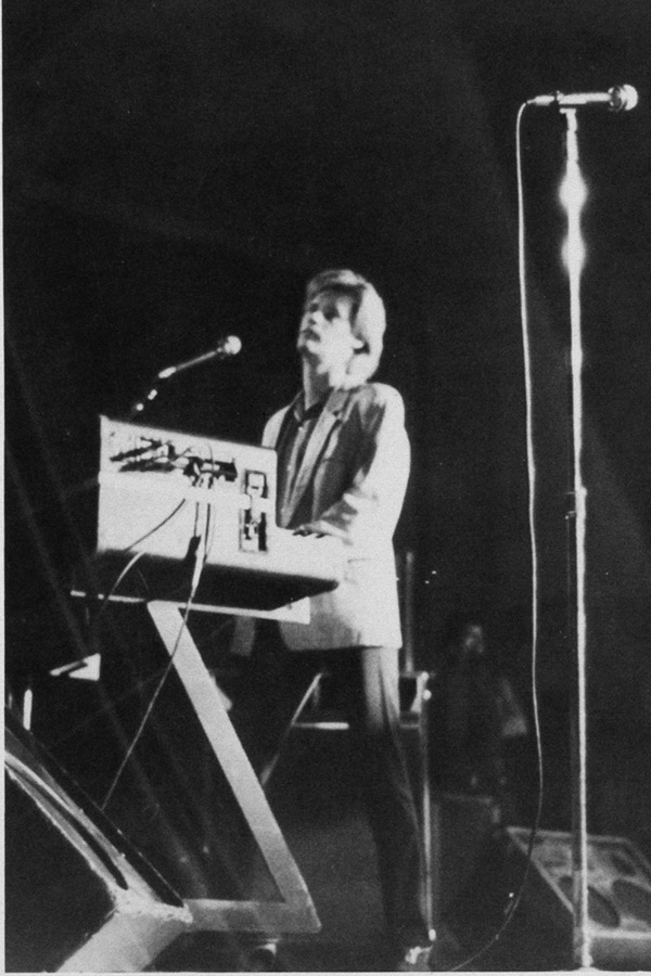 photo of musician Daryl Hall performing