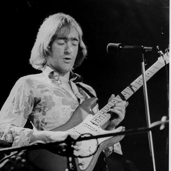 photo of musician Dave Mason playing guitar