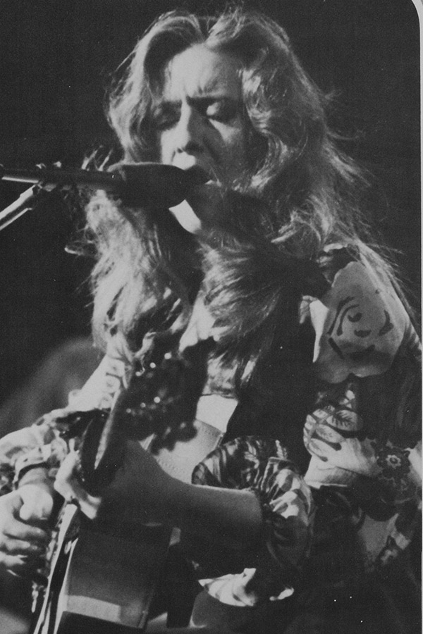 photo of musician Bonnie Raitt playing the guitar