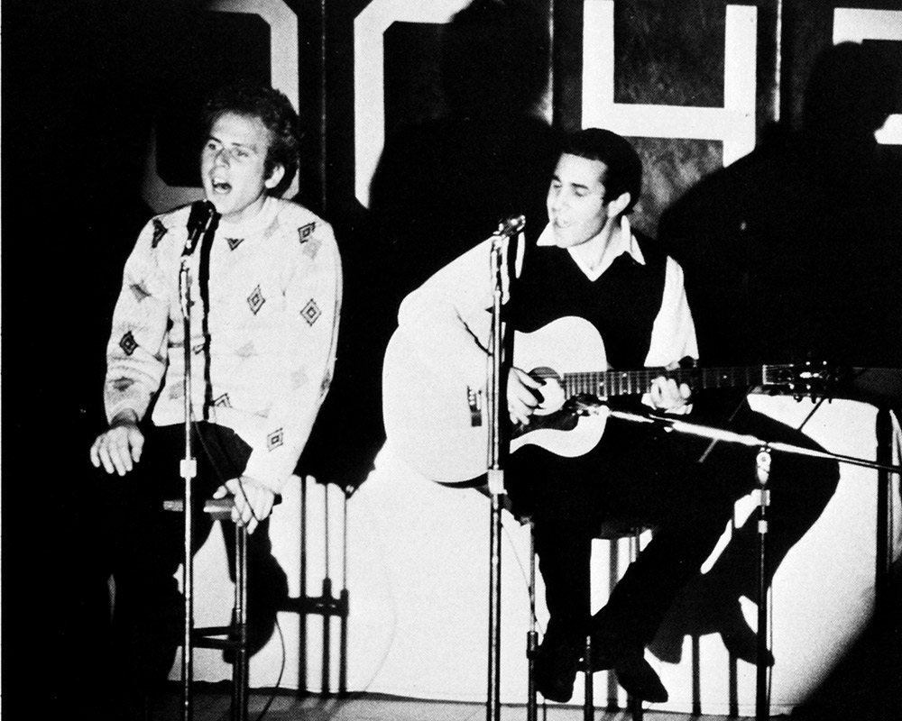 photo of musicians Simon & Garfunkel singing