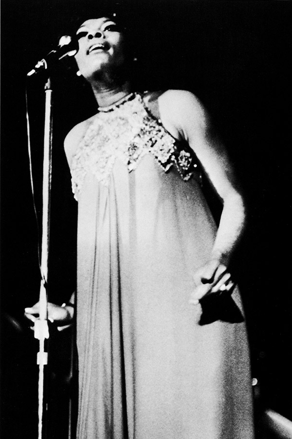 photo of musician Dionne Warwick singing