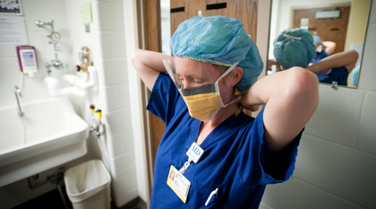 surgeon puts on mask