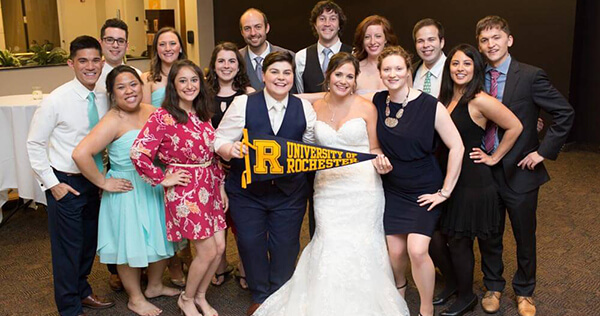 Cristin Monahan ’11 iwith wife Michaela Salvo ’17M (MD) and their University of Rochester alumni wedding guests taking a group picture