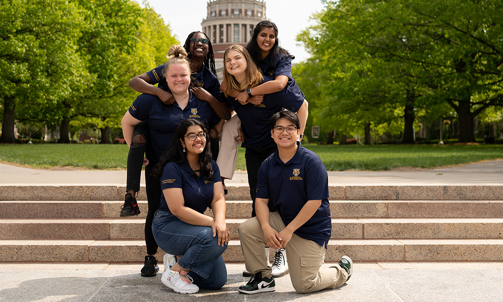 Photo of 2034-24 orientation leaders posing on Eastman Quad