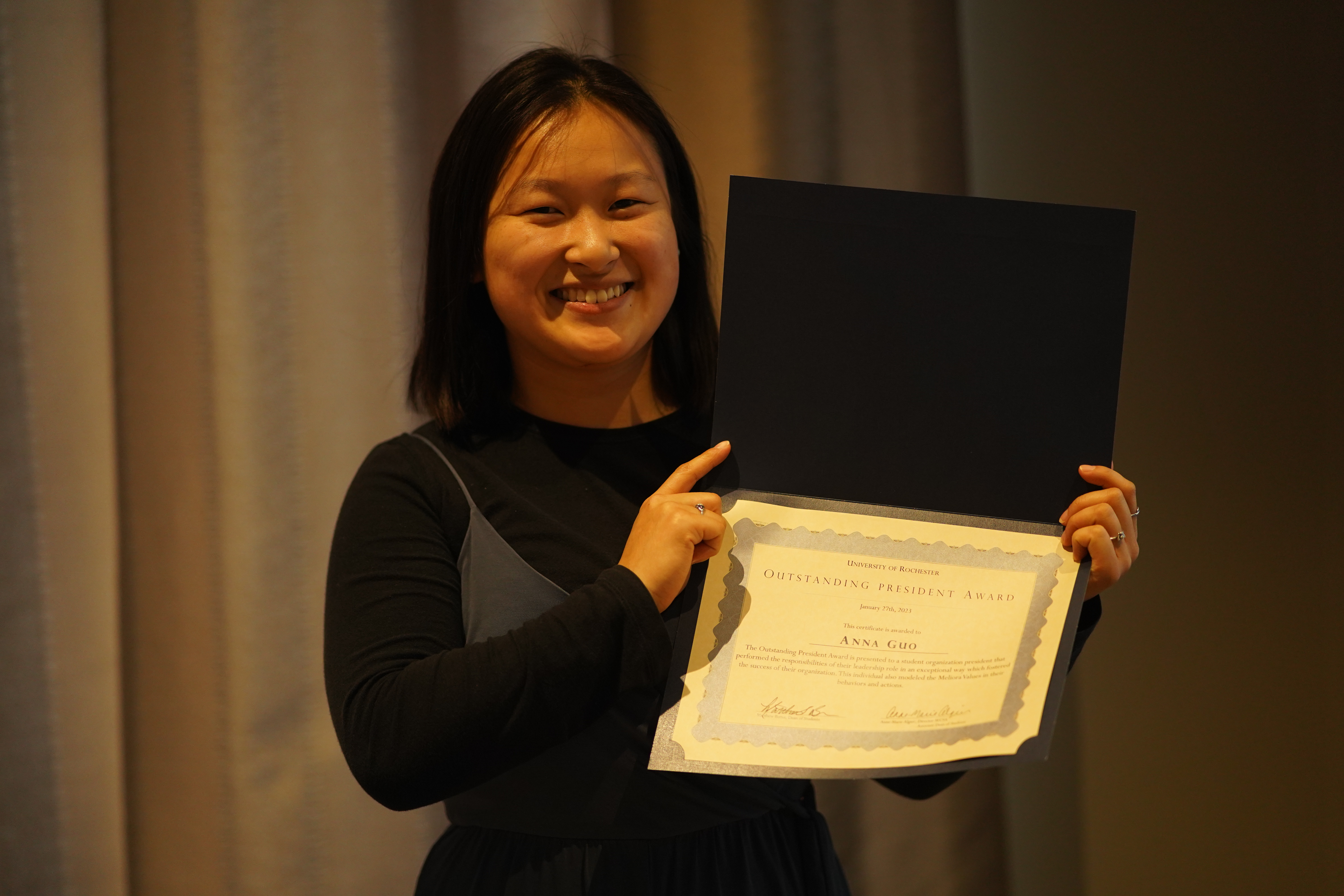 Anna Guo accepting award