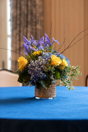 Banquet of flowers on a table.